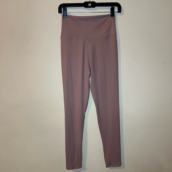 ⭐️ High-Waisted  Leggings - Picture 2 of 4